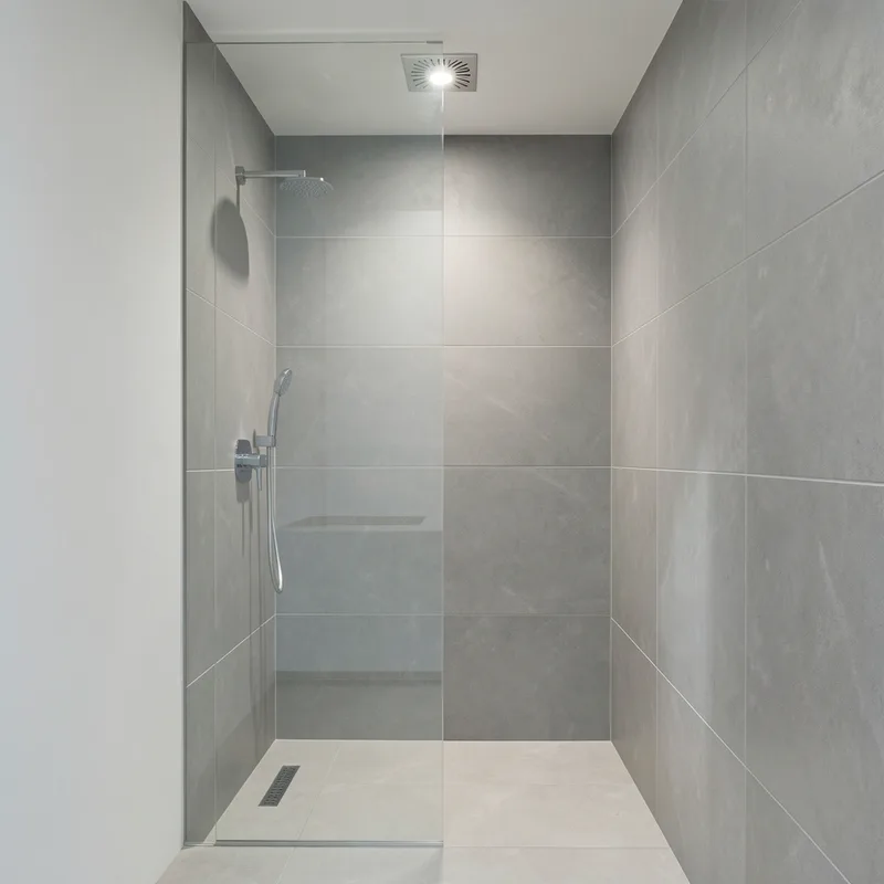 Salle de bains contemporaine avec luminaire étanche au-dessus d&rsquo;une douche à l&rsquo;italienne